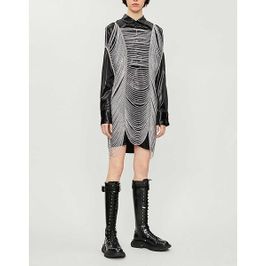 Mannequin portant un habit noir avec des chaînes
