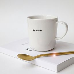 Tasse minimaliste avec cuillière