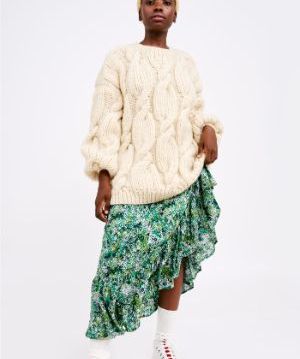 Mannequin femme noire portant un habit original 